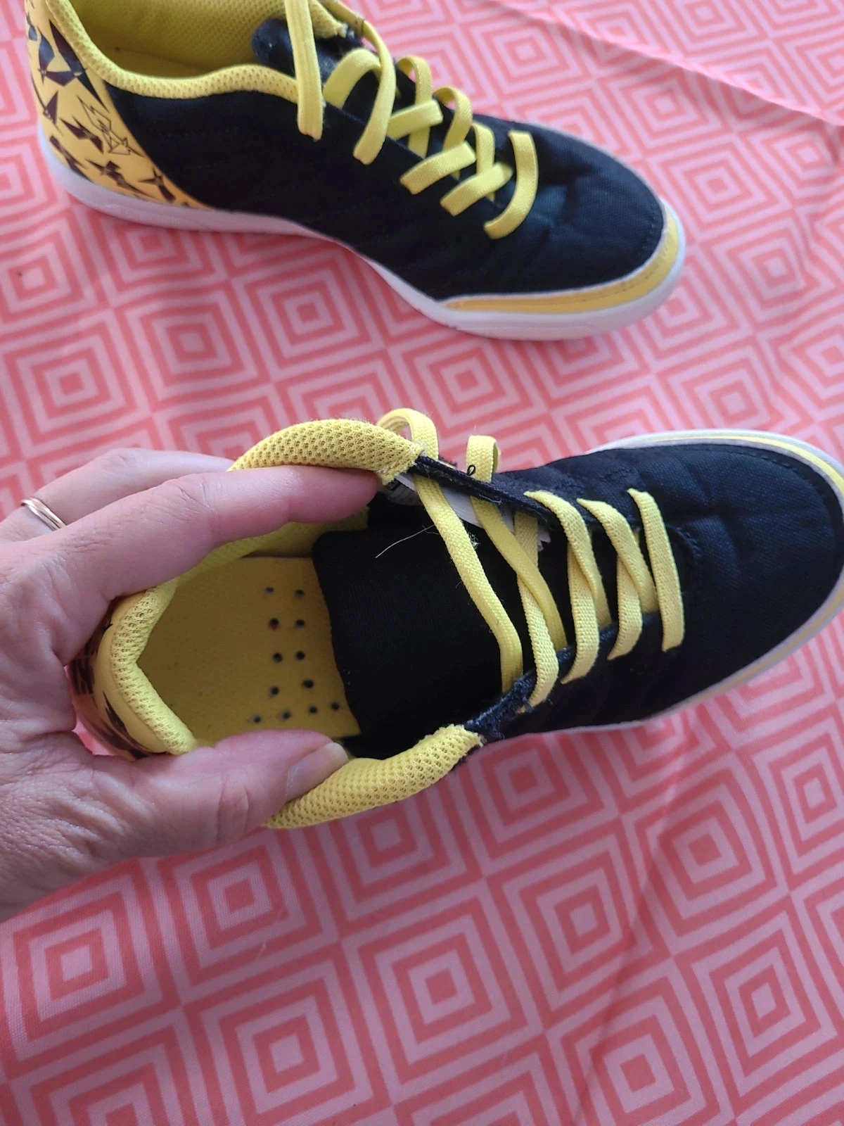 Pair of gym-specific tennis shoes – photo 3